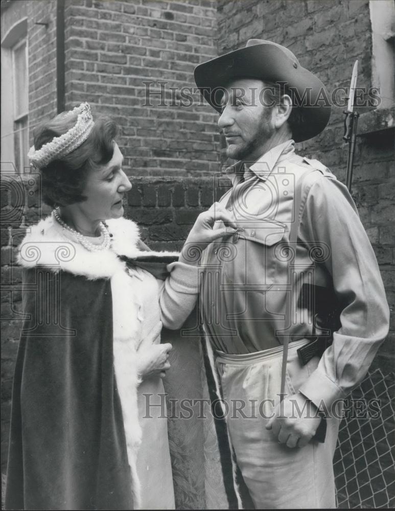 Press Photo Grandmother Kathy Actress Queen at a Vietnam War protest rally - Historic Images