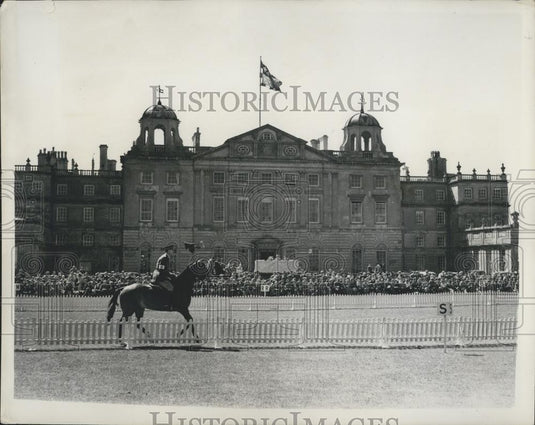 1953 Press Photo Queen Arrives For International Horse Trials - Historic Images