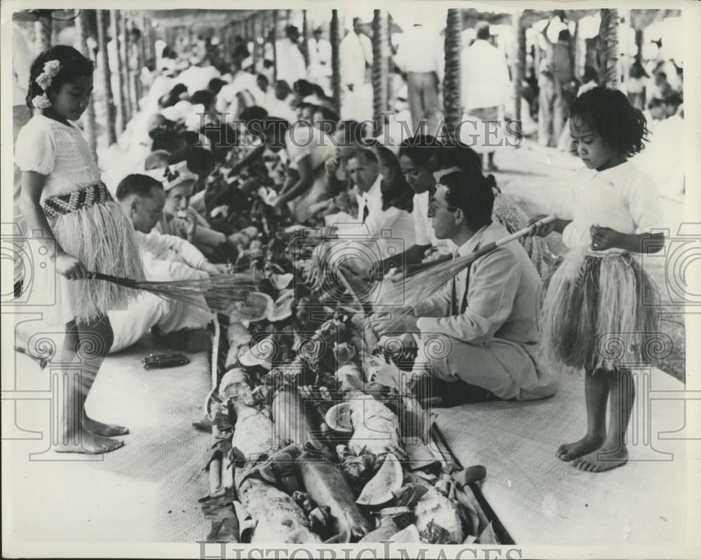 Press Photo Girls Whisk Off Insects During The Royal Feast In Tonga - Historic Images