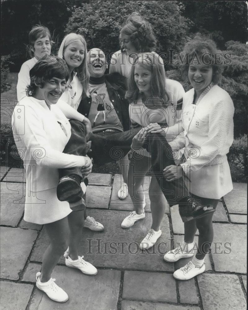 1972 Press Photo Fashion Designer Teddy Tinling With Wimbledon Tennis Players - Historic Images