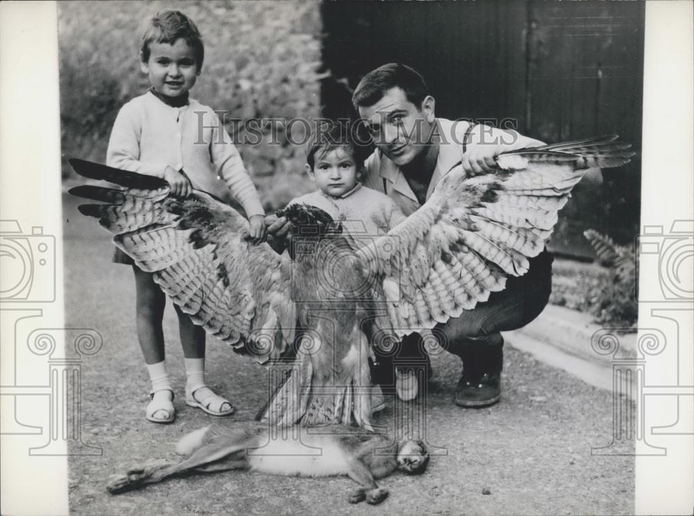 1963 Press Photo Robert Bombail With Horned Owl He Shot With Hare In Talons - Historic Images