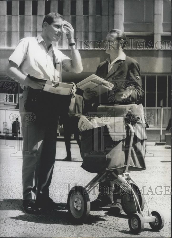 Press Photo Chatting up the mailman - Historic Images