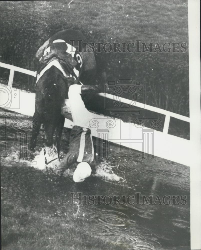 1968 Press Photo Jockey Lamoine Parts Company With His Horse "Vieux Landais" - Historic Images