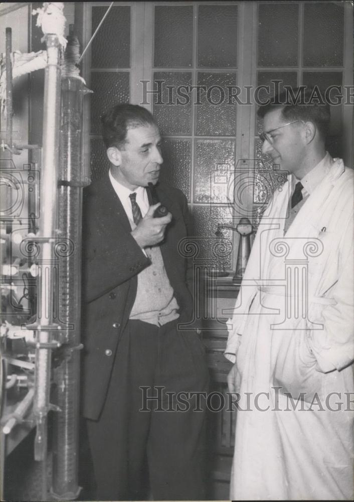 1955 Press Photo French Plastic Materials Scientists Magat And Chapiro - Historic Images