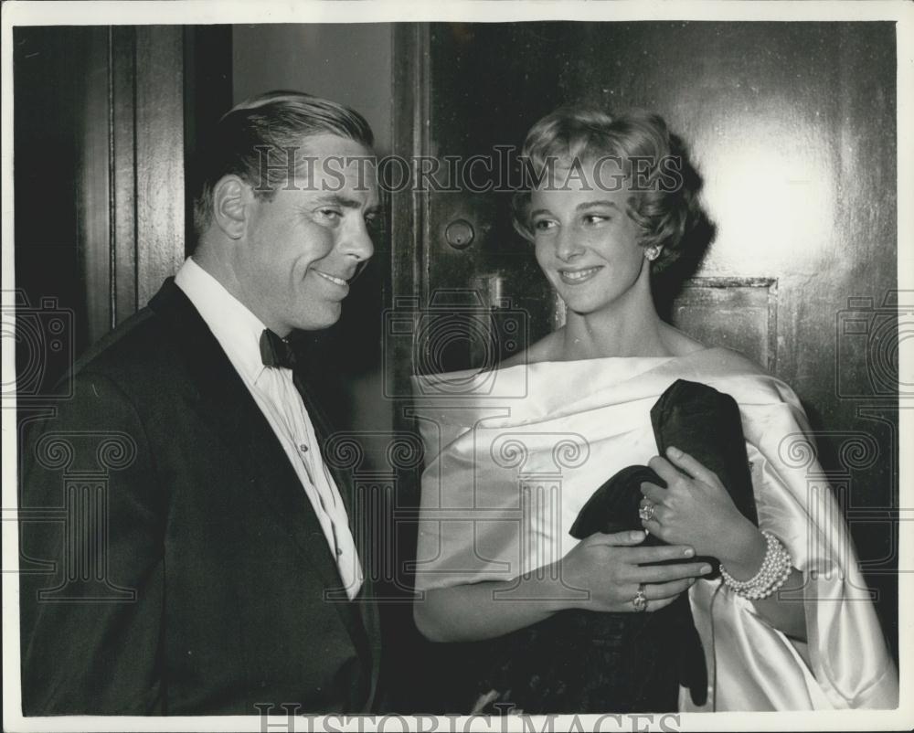 1958 Press Photo Bobo Sigrist Heiress Cambridge Theater Kevin McGlory Producer - Historic Images