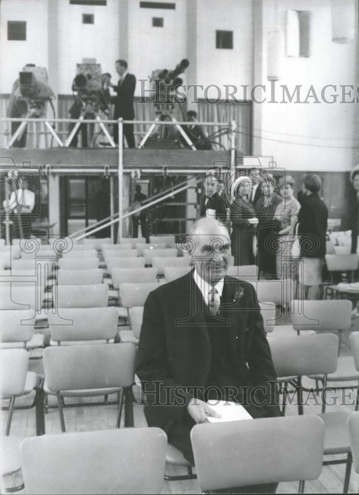 1964 Press Photo Sir Harry Pilkington Head Commission Color TV Britain - Historic Images