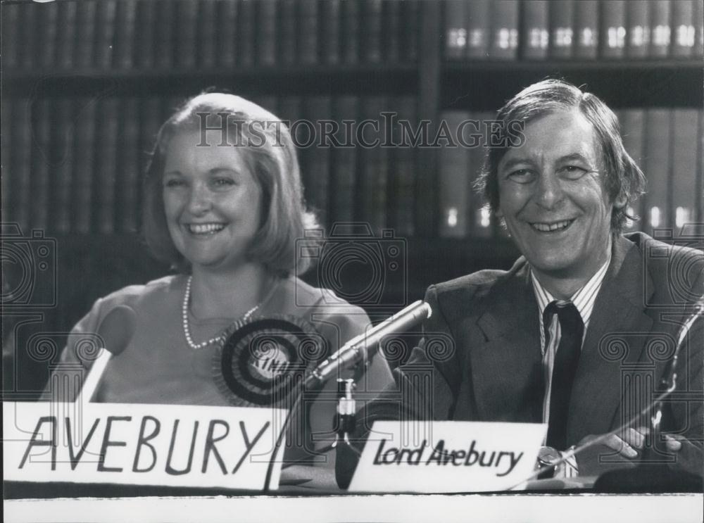 1974 Press Photo Lord Avebury wife Kina Liberal Party press conference London - Historic Images