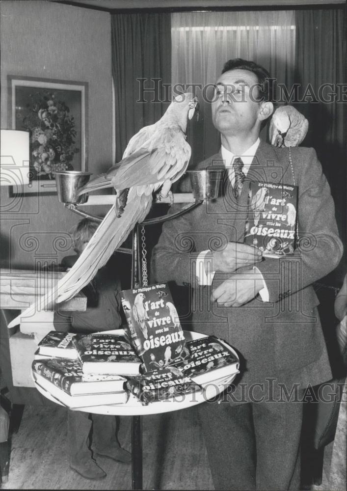 1970 Press Photo Dr. Philippe De Wailly and his Amazonian parrot - Historic Images