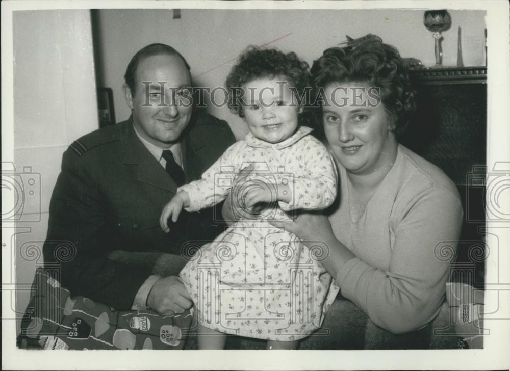 1958 Press Photo Flight Lieut Anthony Little, Gwendolyn, Caroline - Historic Images