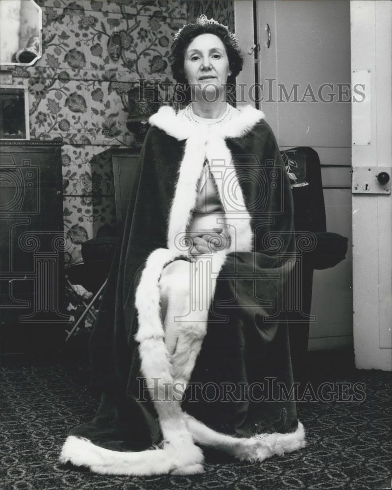 1967 Press Photo Kathleen Fare dressed as queen Stephens Gardens - Historic Images