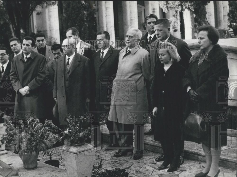 1966 Press Photo Delegation of Italian Communists Gives Floral Homage to Grave - Historic Images