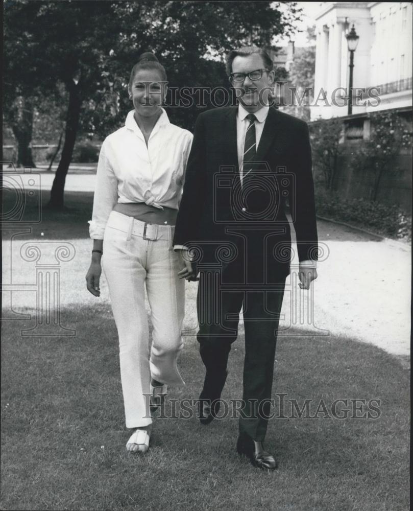 1966 Press Photo Alan Whicker and his fiancee Miss Olga Deterding - Historic Images