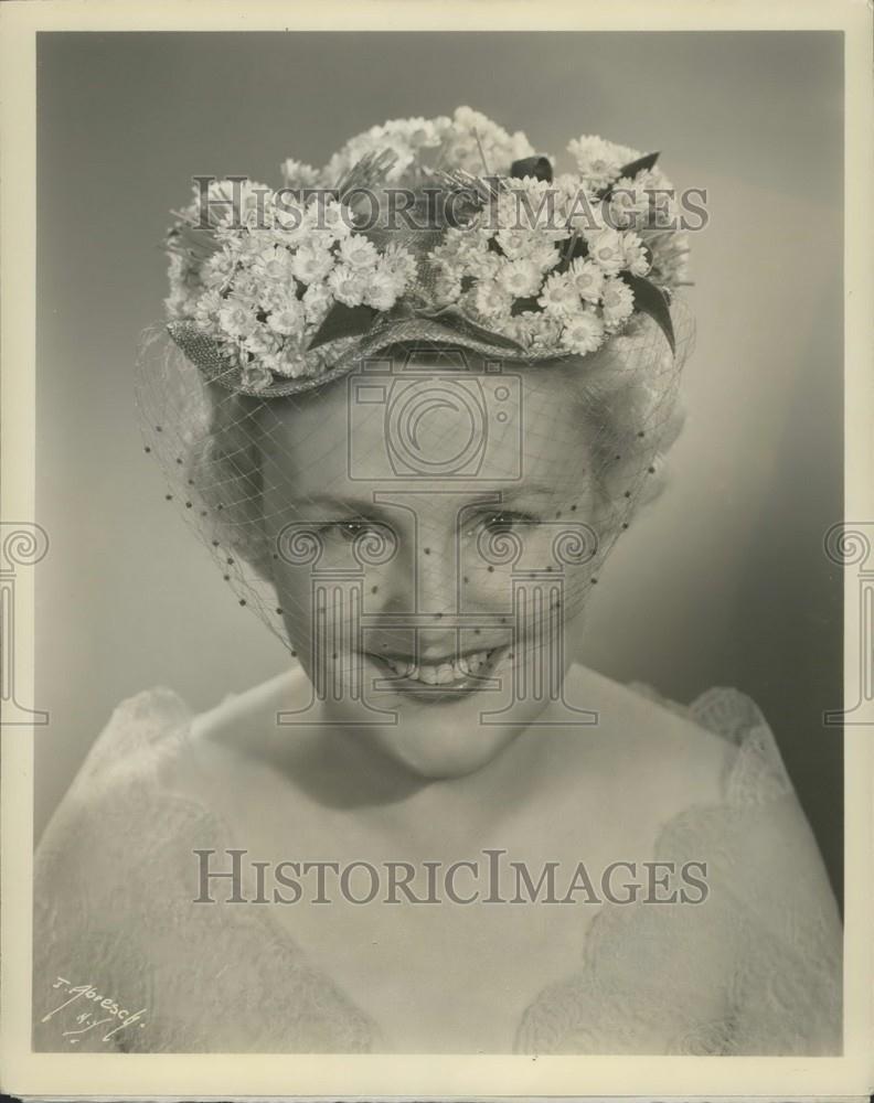 Press Photo Rose Saphire designed hat - Historic Images