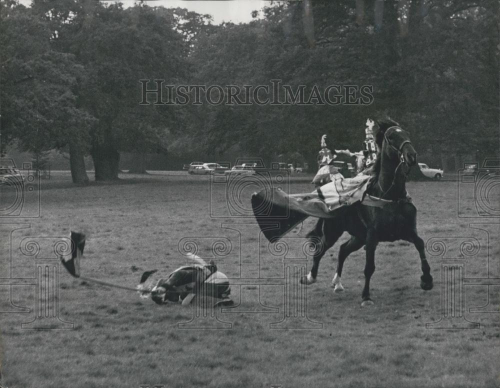 1966 Press Photo Rehearsing for the Medieval Jousting Tournament at Bridge Park - Historic Images