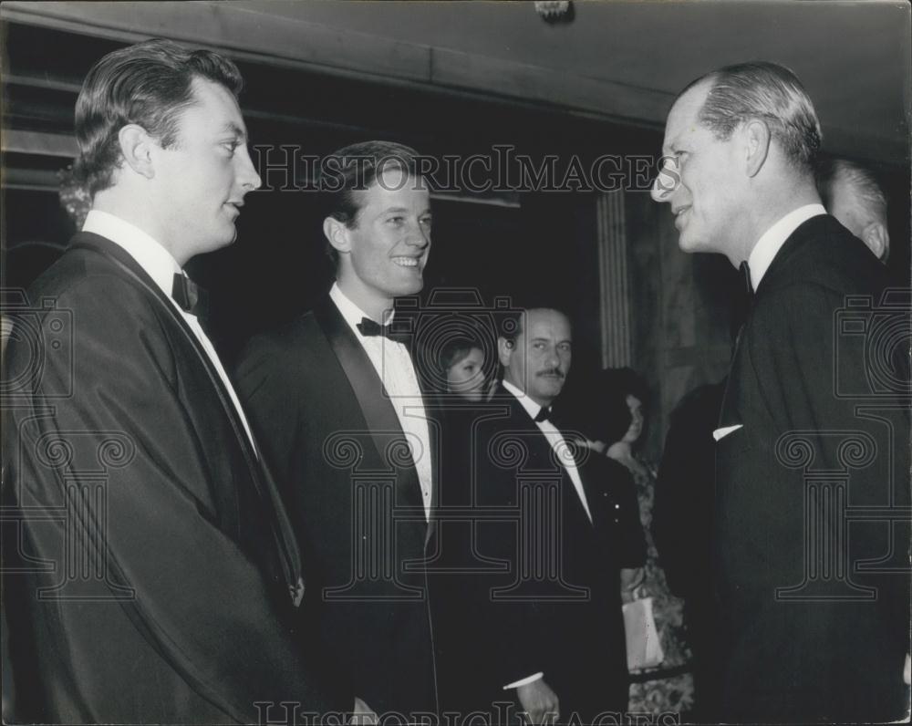Press Photo Duke Edinburgh The Victors James Mitchum Peter Fonda stars - Historic Images
