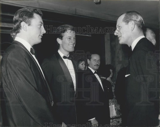 Press Photo Duke Edinburgh The Victors James Mitchum Peter Fonda stars - Historic Images