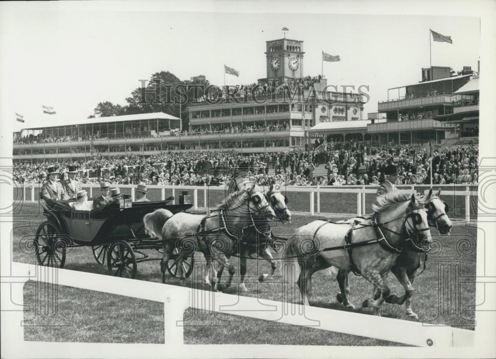 1957 Press Photo Queen Elizabeth Duck Edinburgh State Carriage Opening Royal - Historic Images