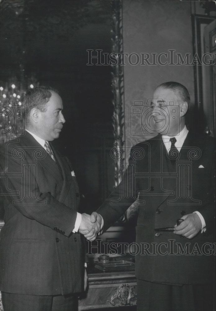 1953 Press Photo Former Premier Pinay Shakes Hands With New Premier Rene Mayer - Historic Images