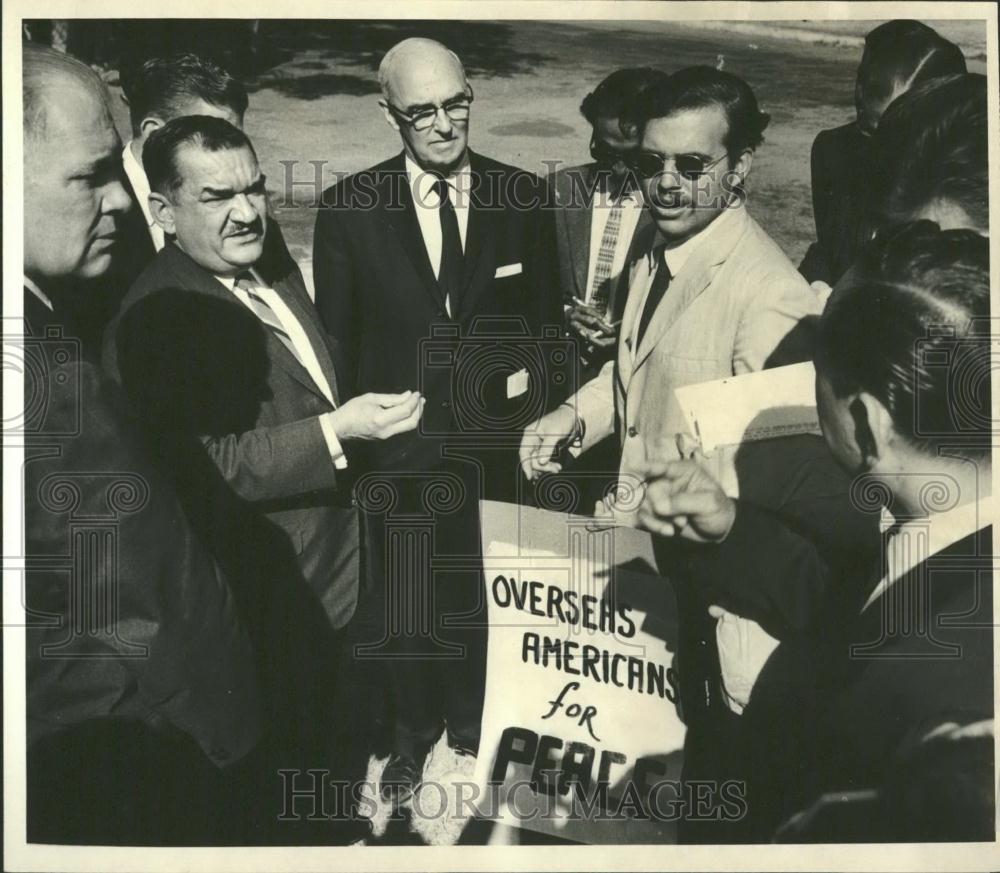 Press Photo Clement Zablocke In Heated Argument With Vietnam Demonstrator - Historic Images