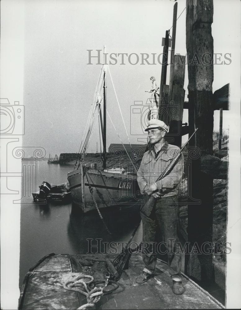 1973 Press Photo Government Sponsored Seal Research Unit River Nene Hunter - Historic Images