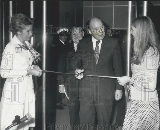 1976 Press Photo Mr. Reg Prentice seen during the opening ceremony - Historic Images