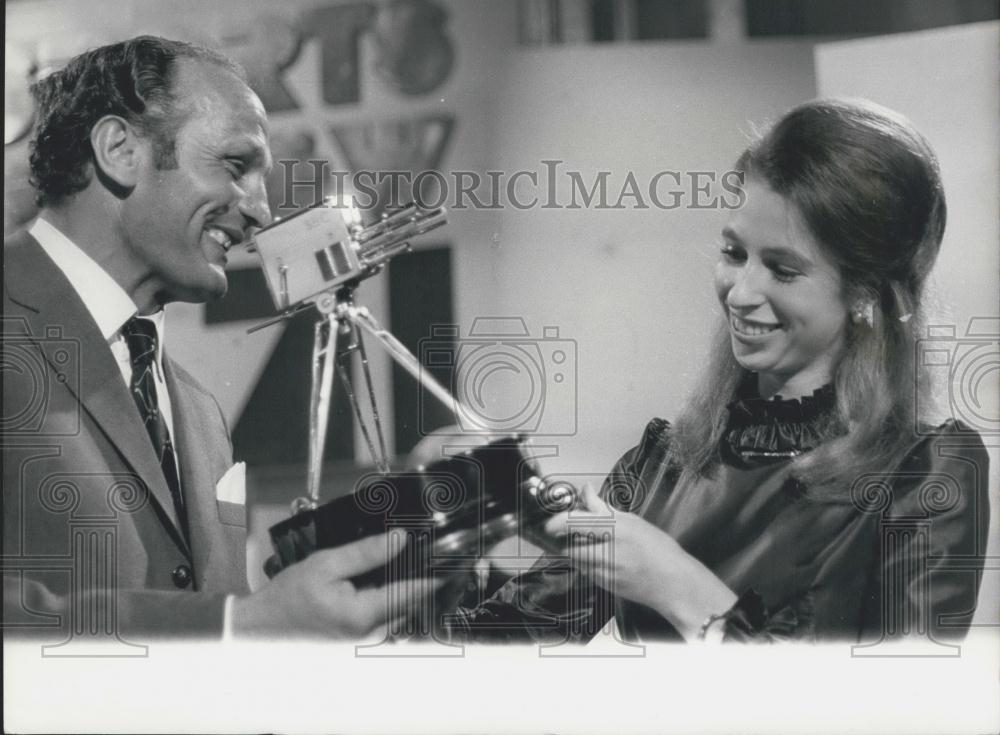 1971 Press Photo Princess Anne Receiving BBC Sports Award From Henry Cooper - Historic Images
