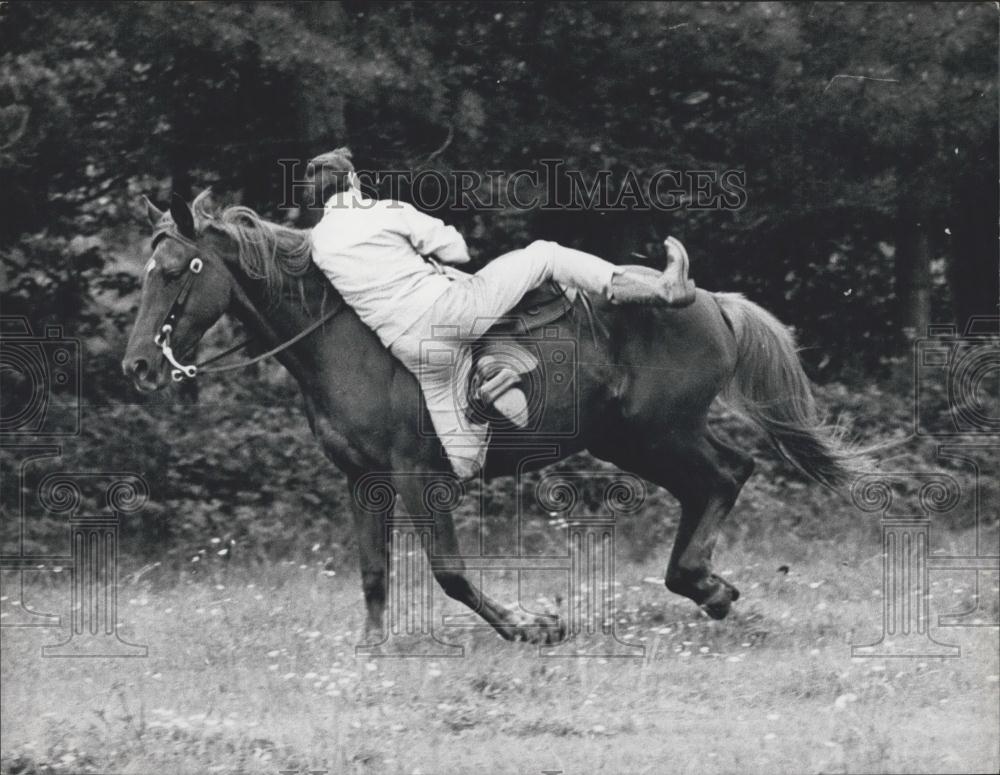 Press Photo Demonstration Cowboy Style Riding Remuda Western Club Chartridge - Historic Images