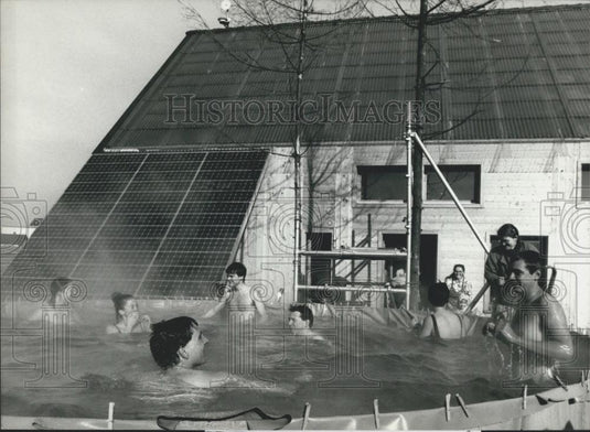 1990 Press Photo Inhabitants Solar House Heated Pool - Historic Images