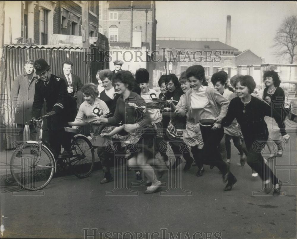 1964 Press Photo Pancake racing in the Old Kent Road - Historic Images