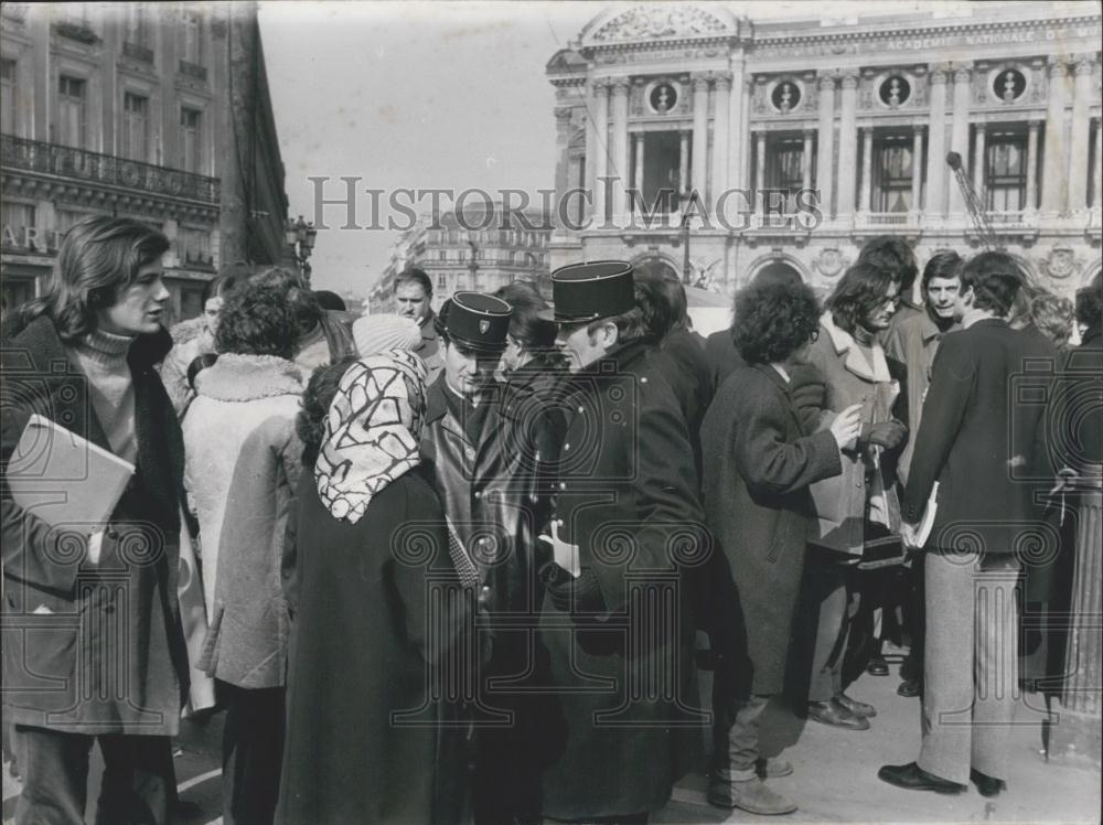 Press Photo Off Duty Policemen Talk To Parisians L&#39;Opera Human Touch - Historic Images