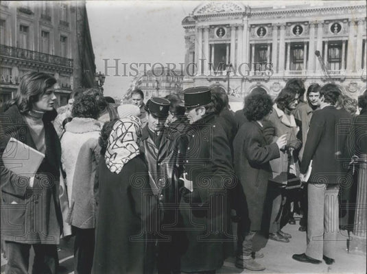 Press Photo Off Duty Policemen Talk To Parisians L'Opera Human Touch - Historic Images