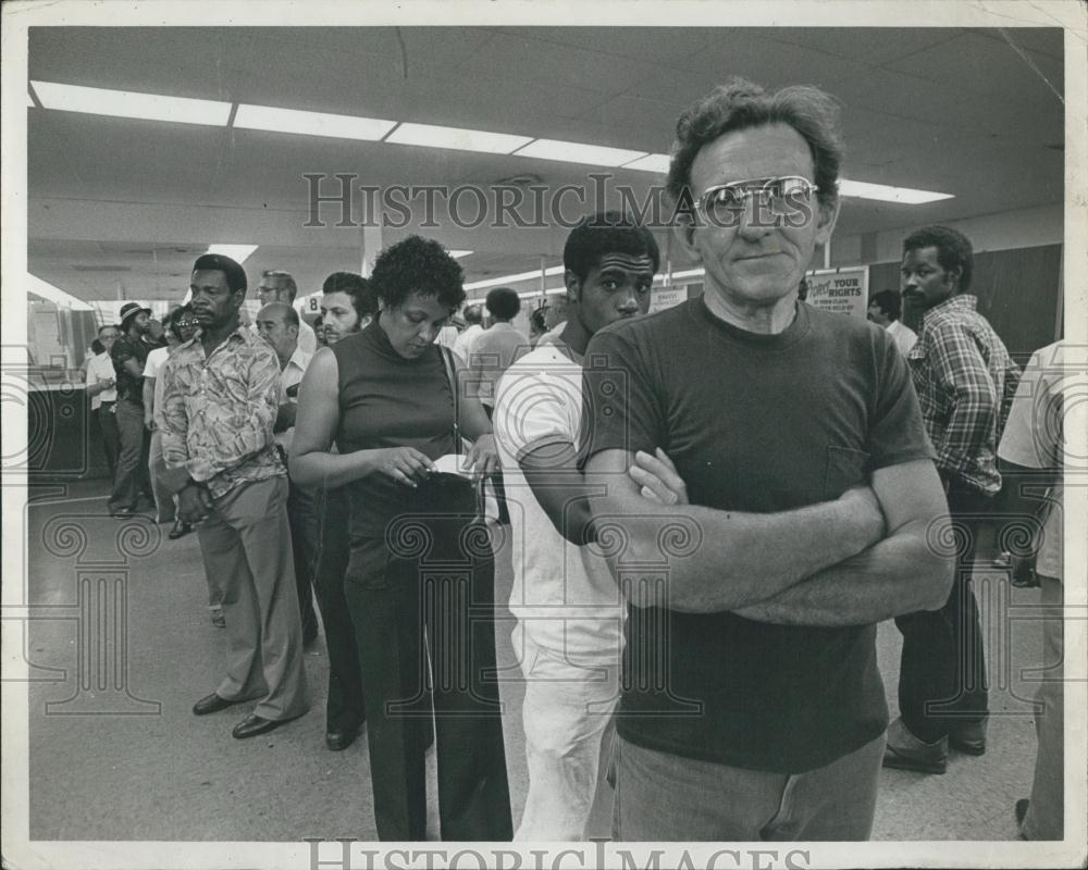 1980 Press Photo Autoworkers In Unemployment Line Detroit Michigan - Historic Images