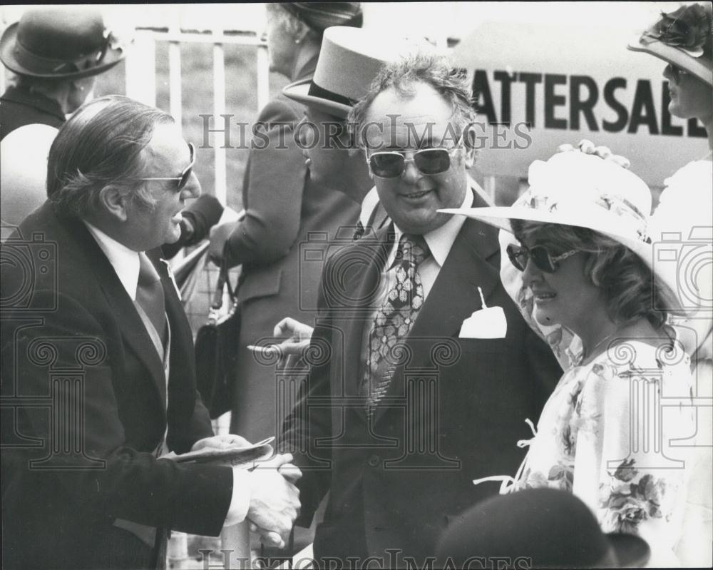 1978 Press Photo Sir Freddie Laker Greeted By Friend During Visit To Epsom - Historic Images