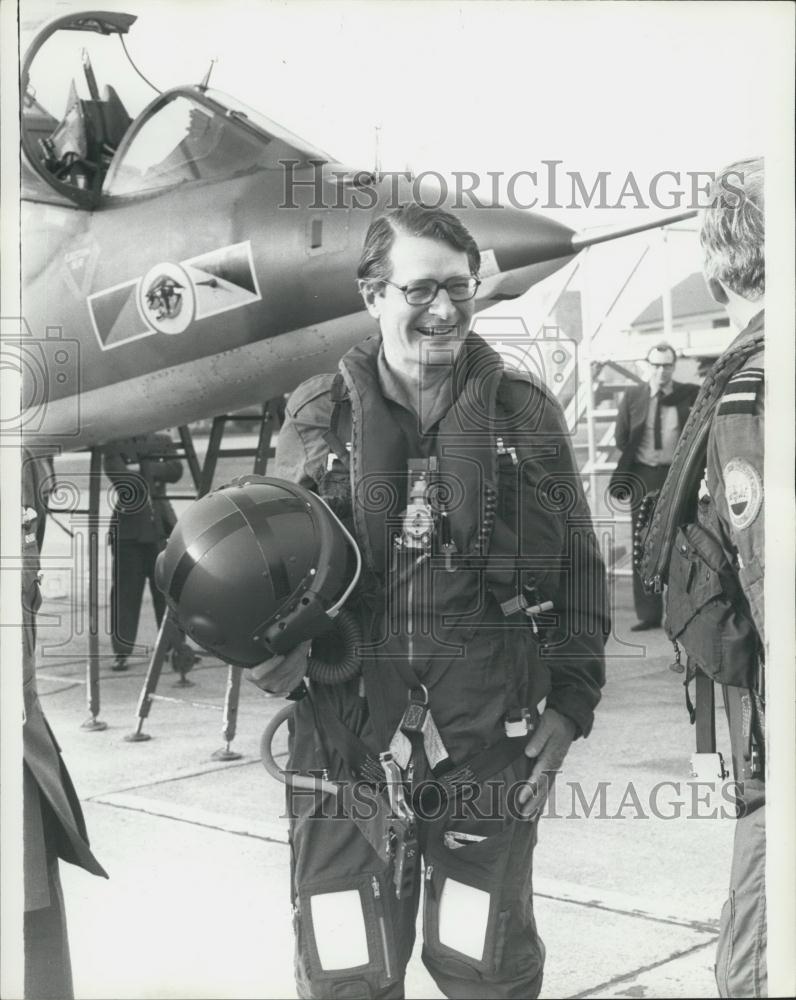 1975 Press Photo US Ambassador Elliot Richardson Visits RAF Coltishall - Historic Images