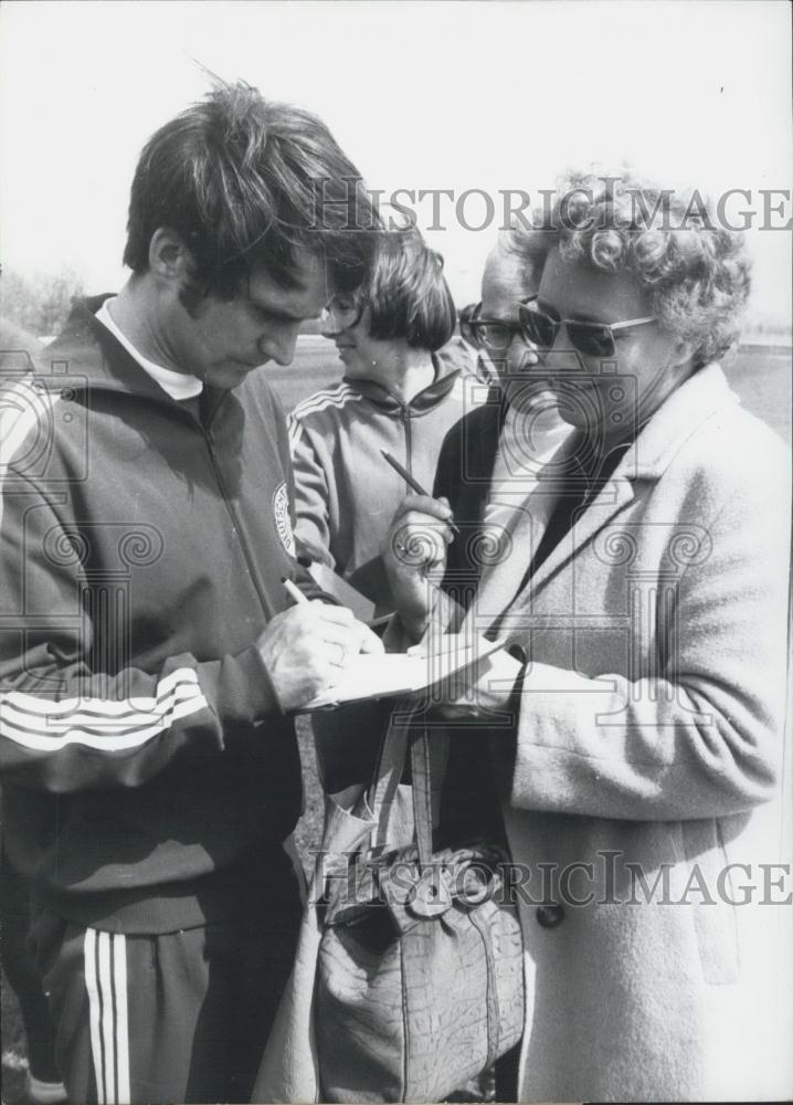 1970 Press Photo German Football Player Wolfgang Overath Giving Autograph - Historic Images