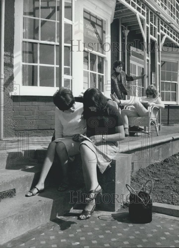 Press Photo Teenage Girls Guests Residents Hotel Read Letters From Home - Historic Images