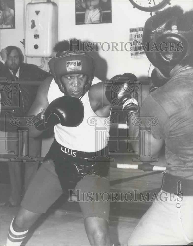 1974 Press Photo Light-heavyweight Billy Knight training - Historic Images