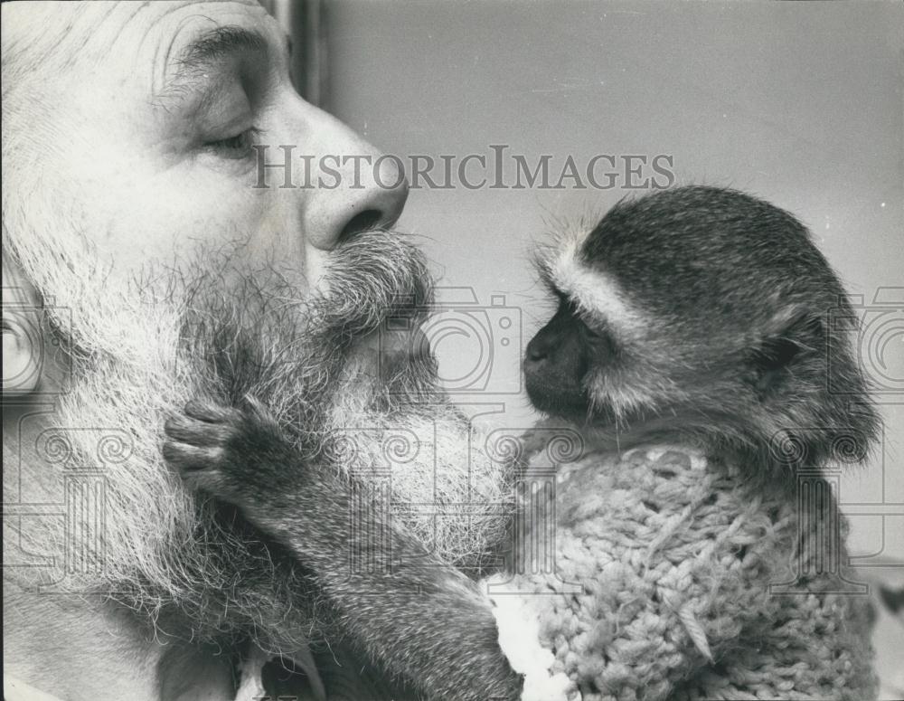 Press Photo Mr. Bailey and his Monkey - Historic Images