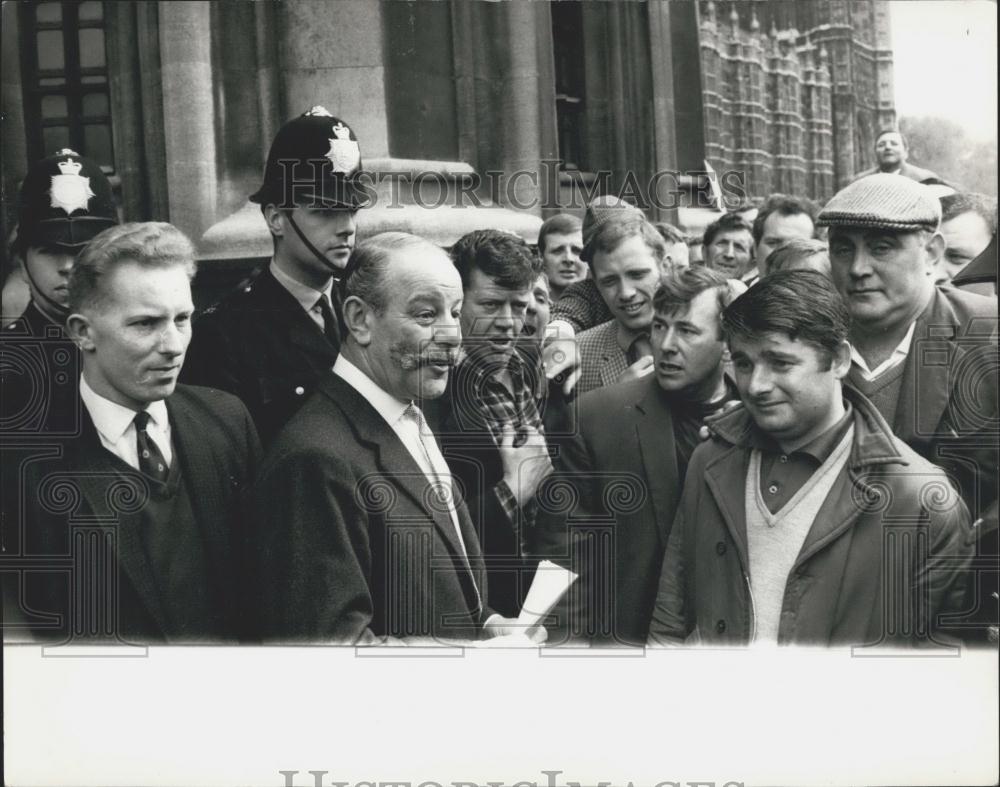 1968 Press Photo Dockers March On The House Of Commons - Historic Images