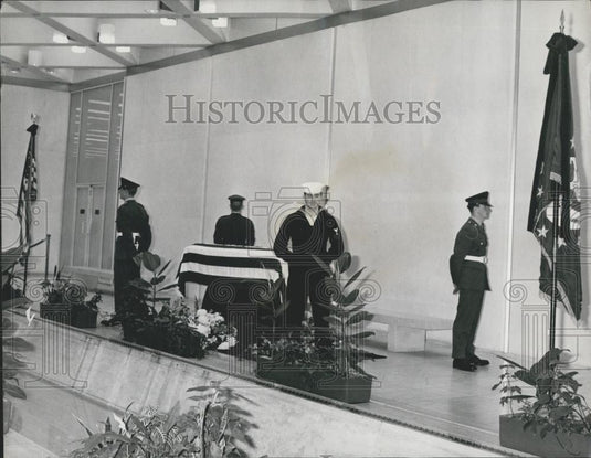 1965 Press Photo US & British Soldiers Guard Casket Of Adlai Stevenson - Historic Images