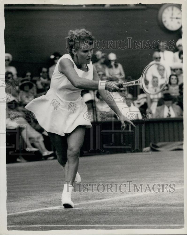 1964 Press Photo Miss L. Turner (Australia) in play at Wimbledon - Historic Images