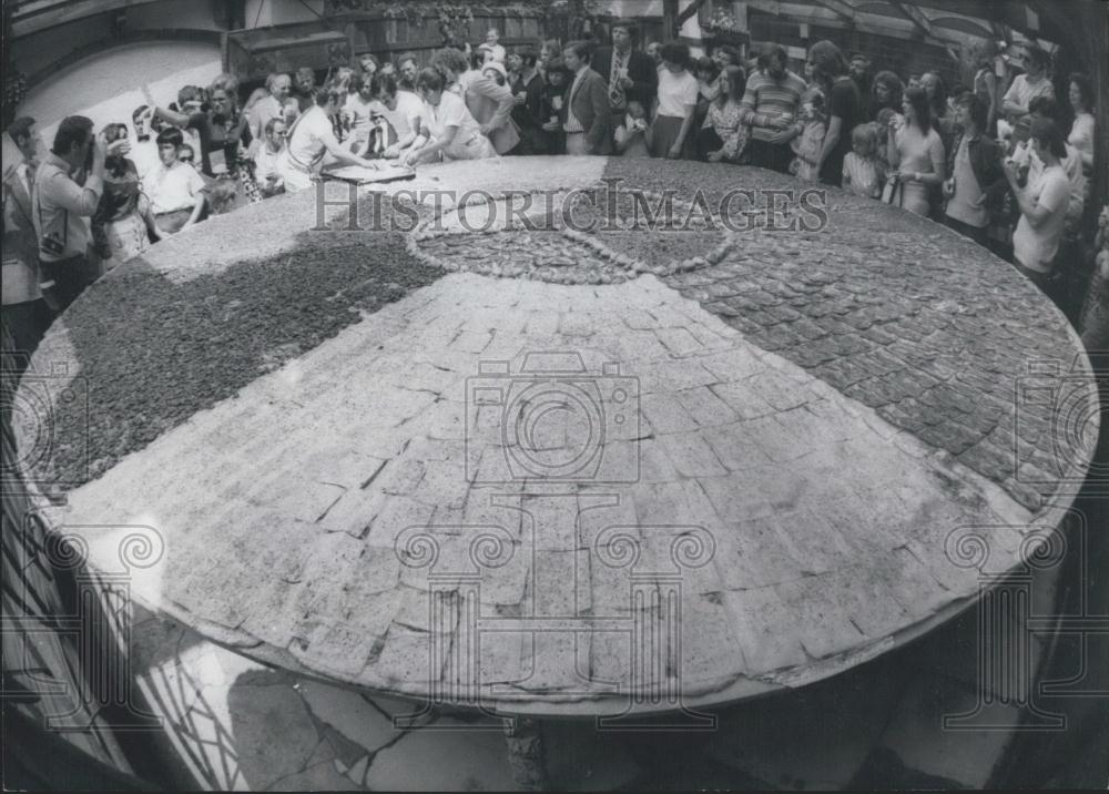 1971 Press Photo World&#39;s Biggest Pizza Made by Ennio Sinigo Dusseldorf Germany - Historic Images