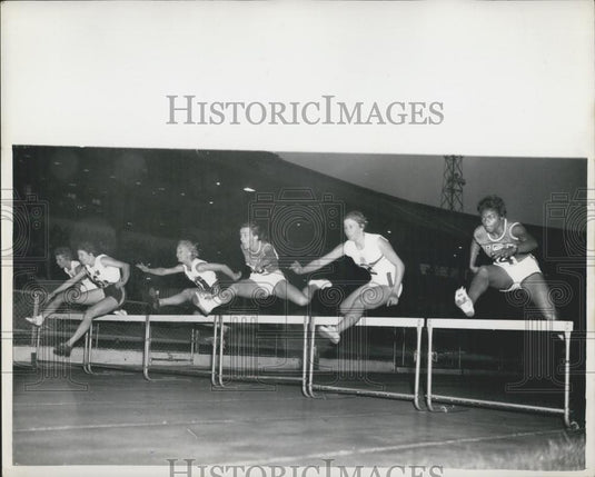 Press Photo Commonwealth Games Womens 80 Meter Hurdles Race Start Carol Quinton - Historic Images