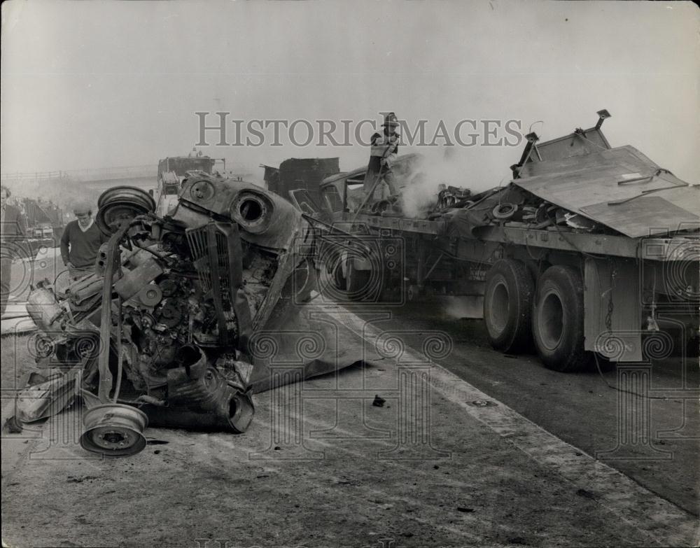 1971 Press Photo Wreckage on M.I Motorway after accident during fog - Historic Images