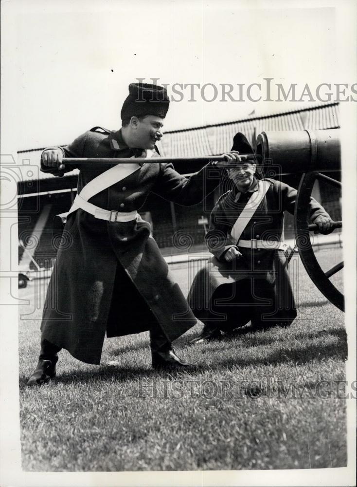 1954 Press Photo Sgt. L. Lee &amp;Captain D. Benton load a cannon - Historic Images