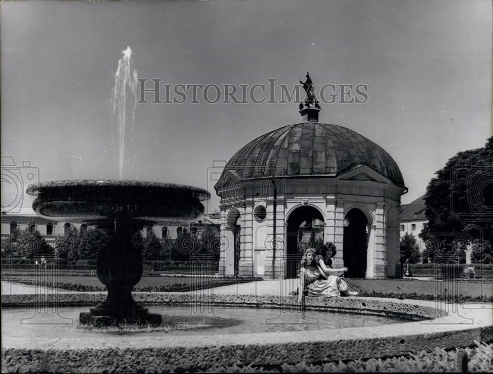 Press Photo Munich, Bavaria. The Hof garden - Historic Images