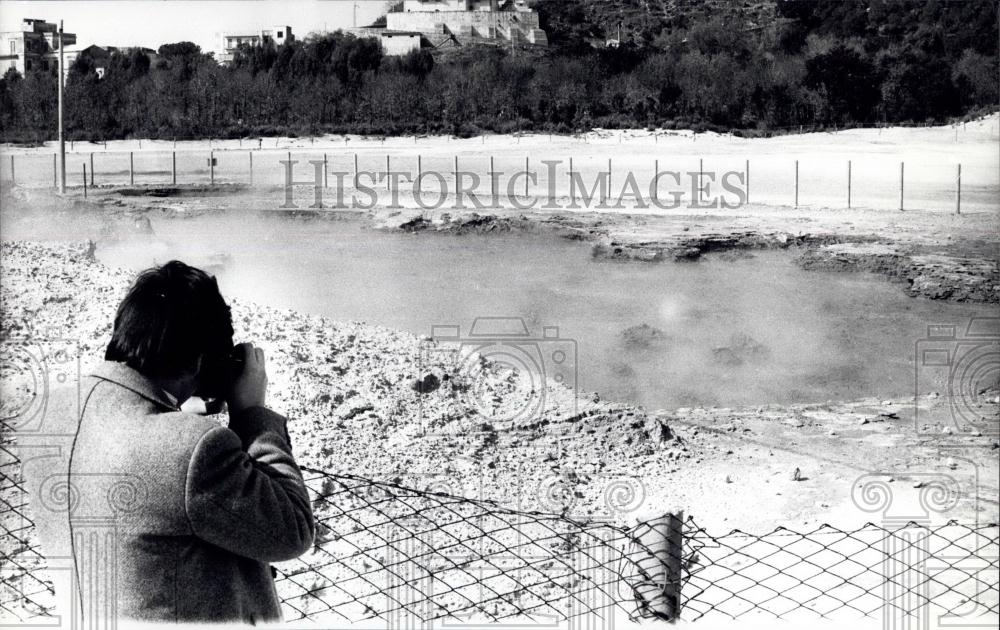 Press Photo Man Takes Pictures of River - Historic Images