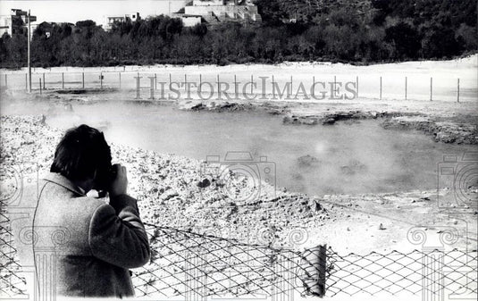 Press Photo Man Takes Pictures of River - Historic Images
