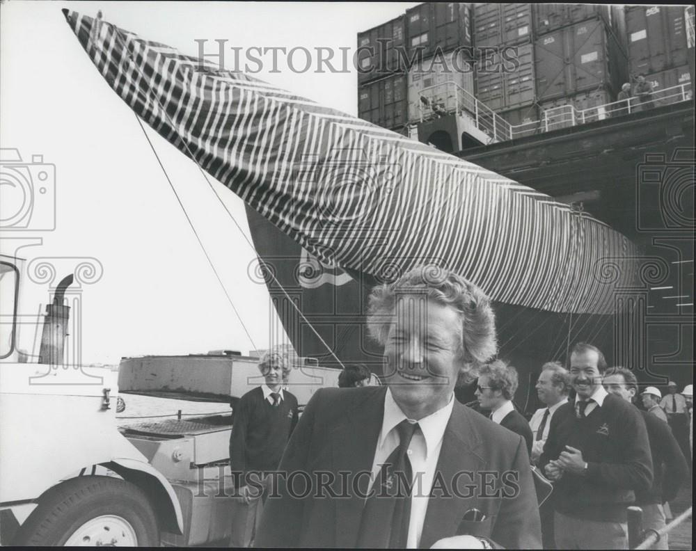 1980 Press Photo John Cakeley Watches British Boat Lionheat Loading Ship America - Historic Images