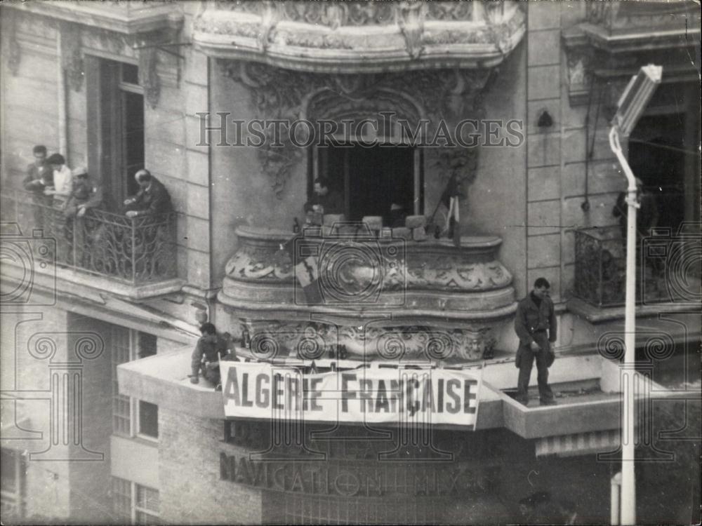 1960 Press Photo Insurgents on Roof & Balcony of House They Occupy in Algiers - Historic Images